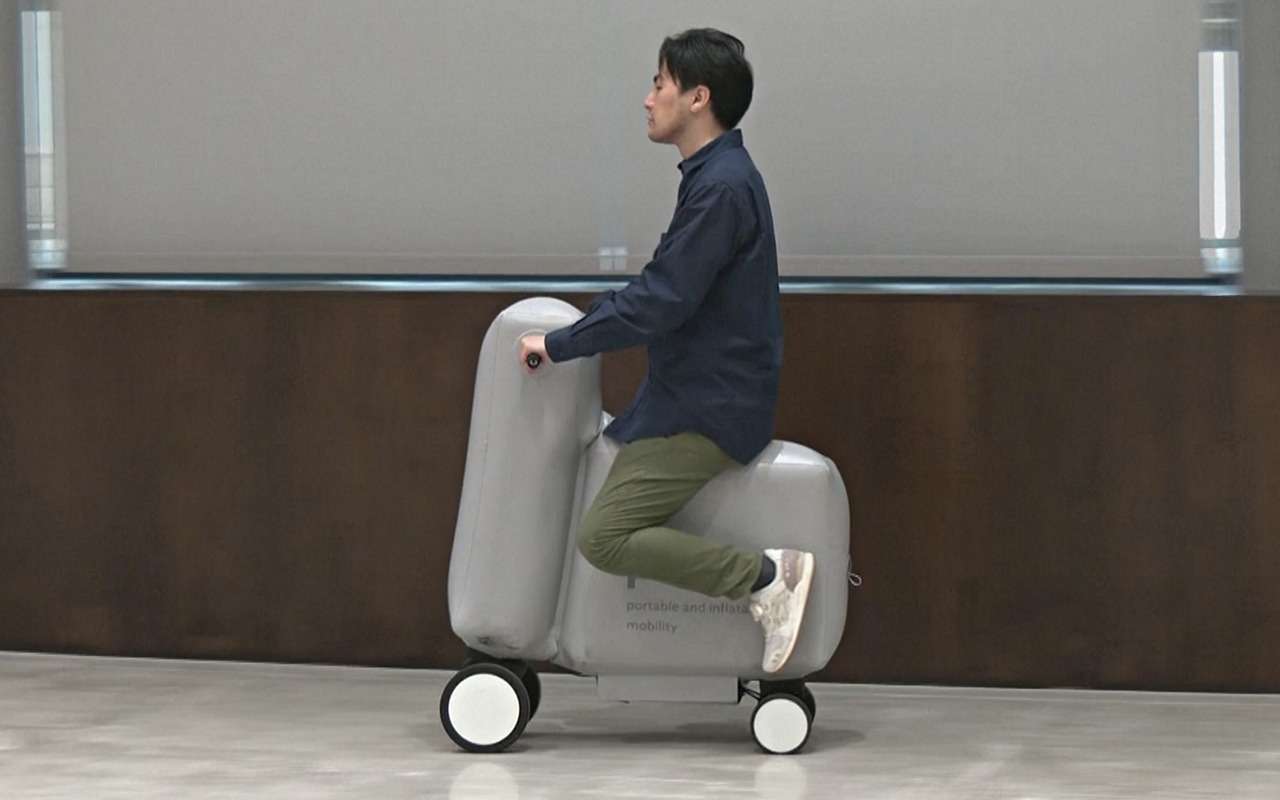 Для ленивых пешеходов: надувной скутер-чемодан