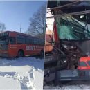 Автокран врезался в пассажирский автобус